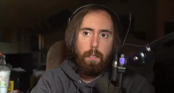 Asmongold explains how he saved his mom after her oxygen machine ignited into flames. (Picture: Twitch / Asmongold)