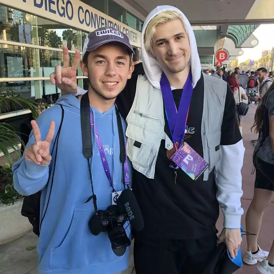xQc with 100T JhbTeam at TwitchCon in San Diego. (Picture: Twitter / JhbTeam)