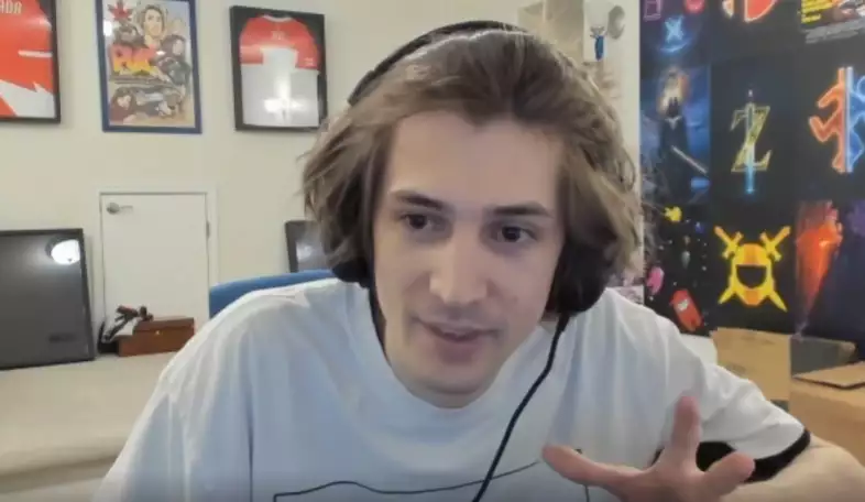 xQc slams Reddit users after they criticize him for being salty about losing a gunfight in GTA RP. (Picture: Twitch / xQcOW)